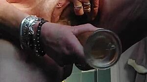 Oma neukt harige kut met dildo