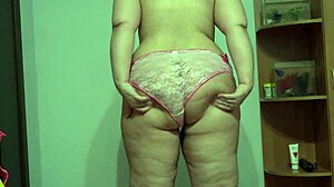 Beautiful bbw achieves double orgasm by fucking anal and hairy pussy