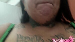 Safada showed the anal plug in the shopping bathroom
