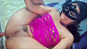 chica joven gime deliciosamente tomando una corrida