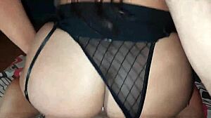 Una Mujer De Gran Culo Aplasta Mi Pequeña Polla