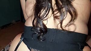 Una Mujer De Gran Culo Aplasta Mi Pequeña Polla